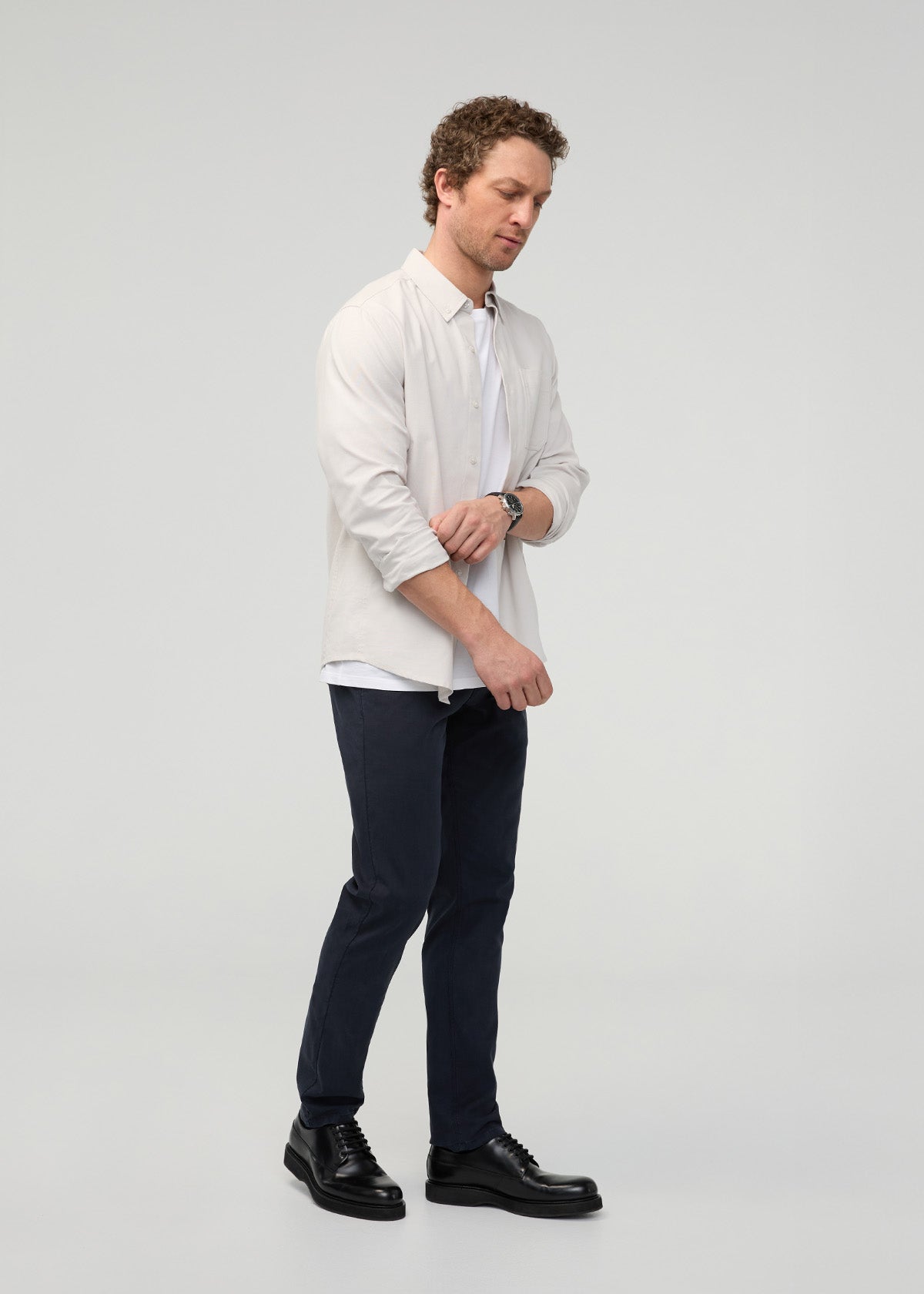 Men's Lightweight Relaxed Taper Chino Pant full body