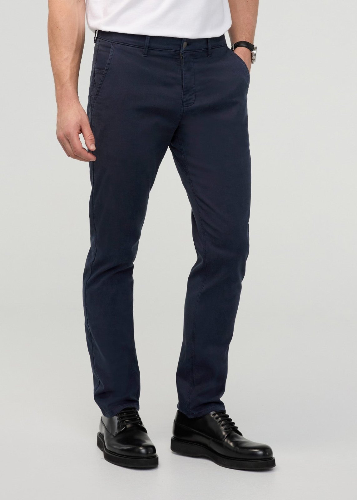 Men's Lightweight Relaxed Taper Chino Pant front