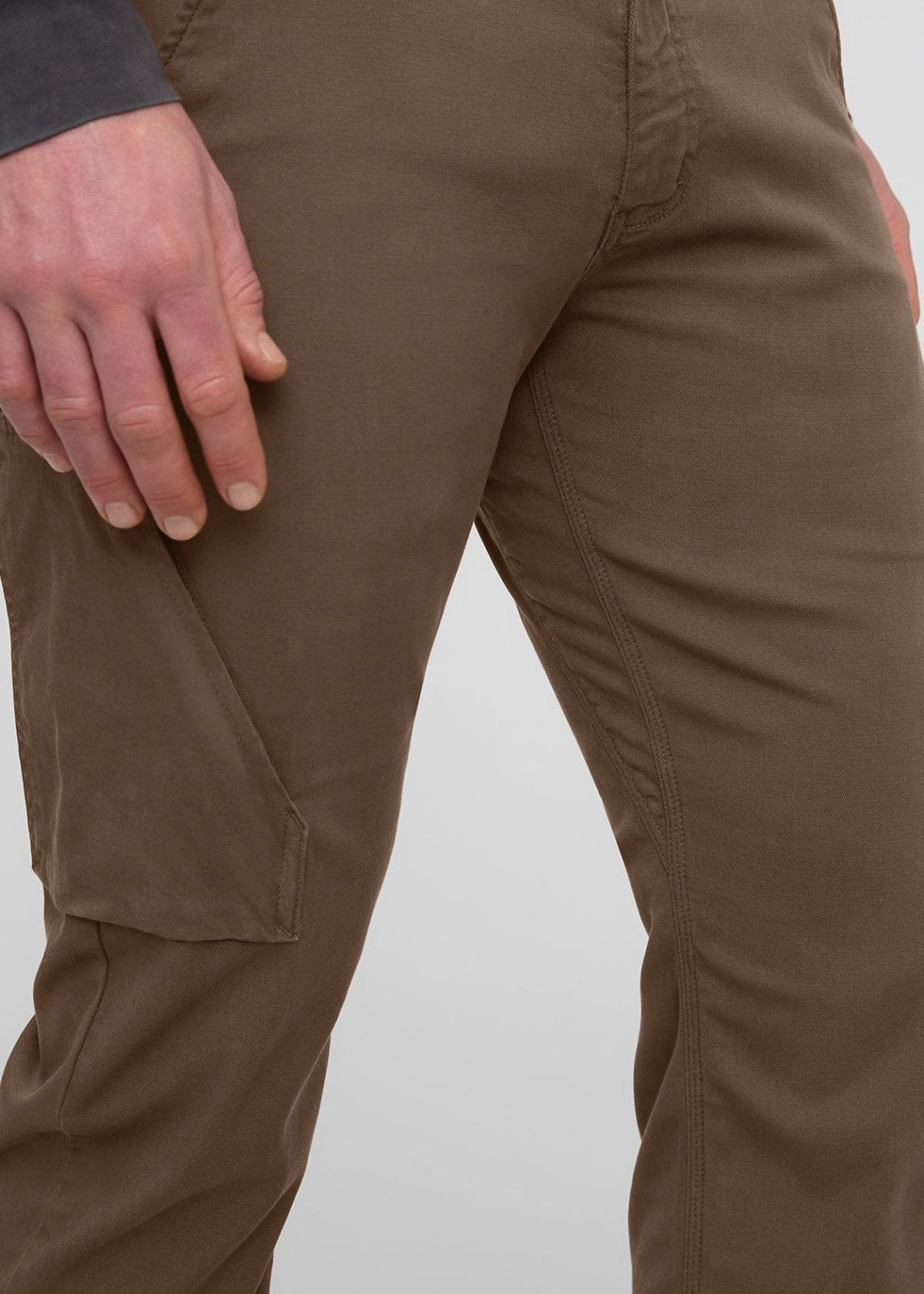 men's relaxed brown water resistant cargo pant gusset