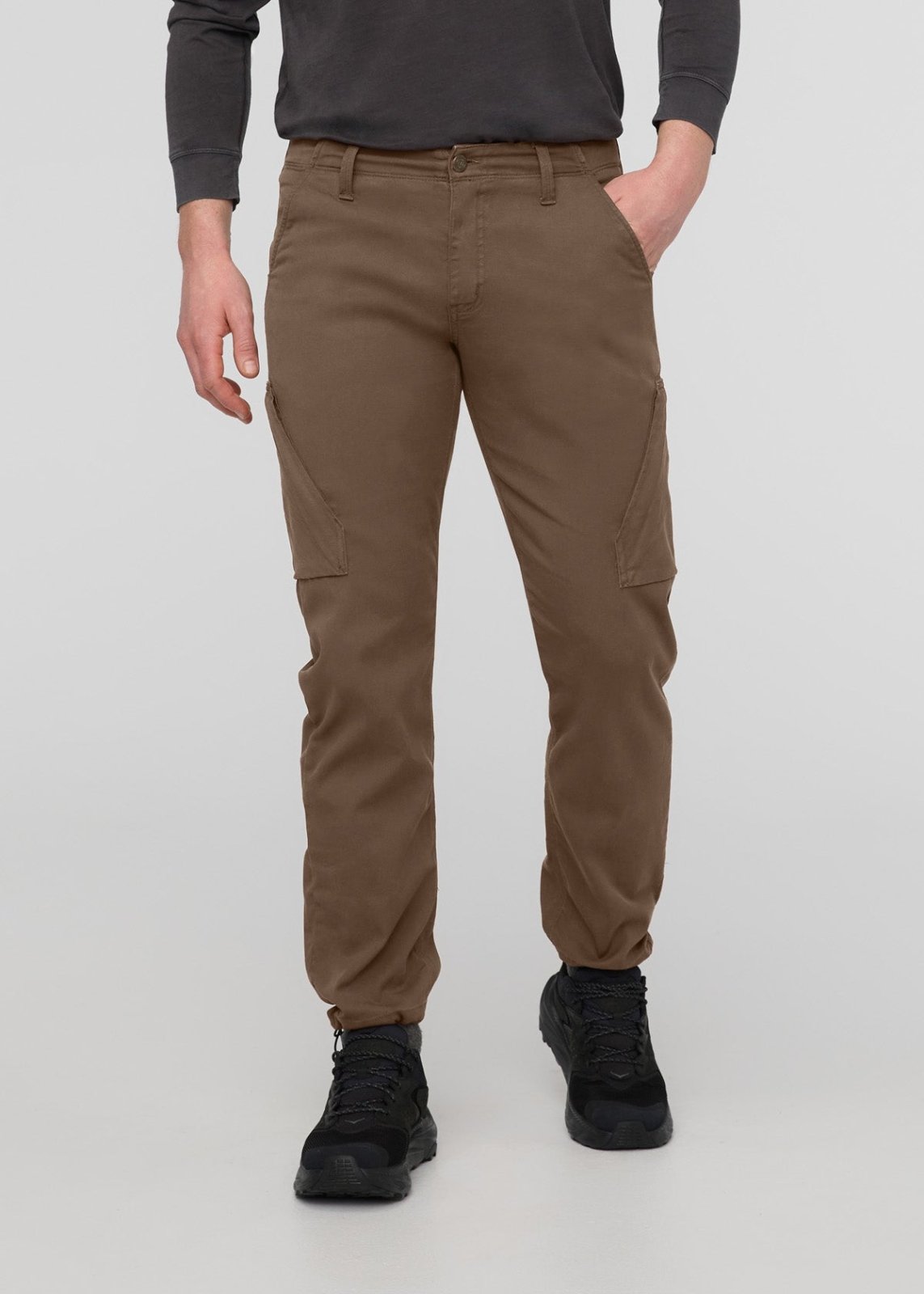 men's relaxed brown water resistant cargo pant front