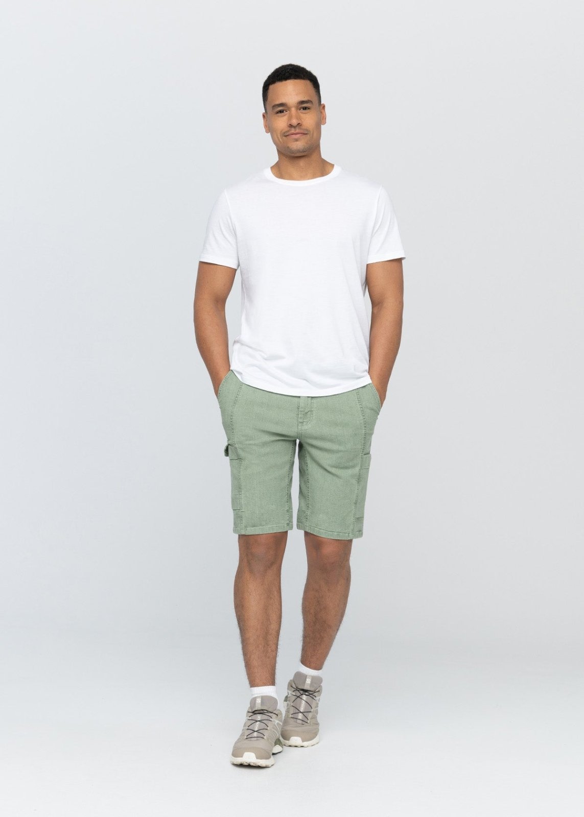 mens light pine stretch canvas cargo short full body