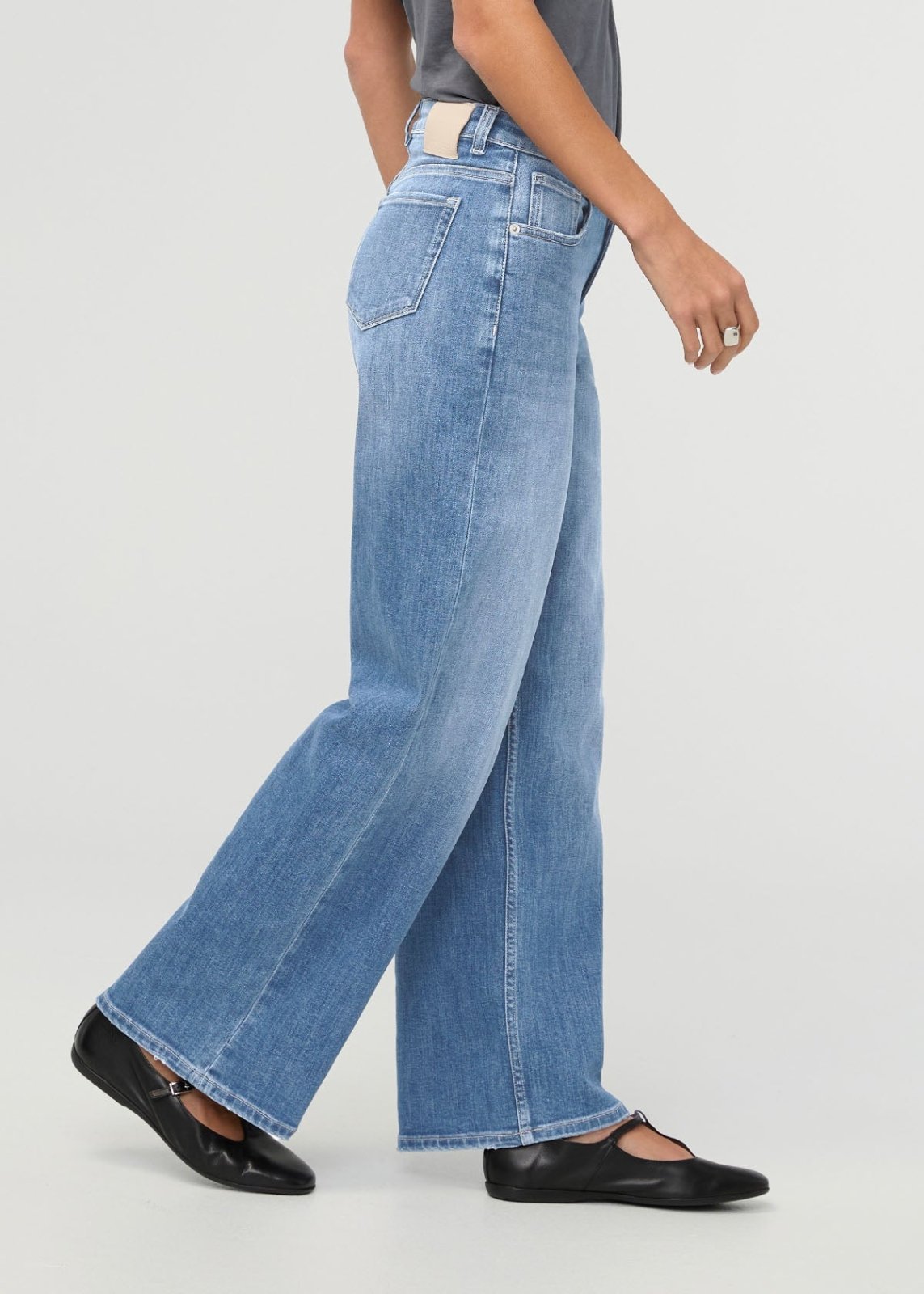 Women's Vintage Seaside Blue Mid Rise Loose Straight Jeans Side