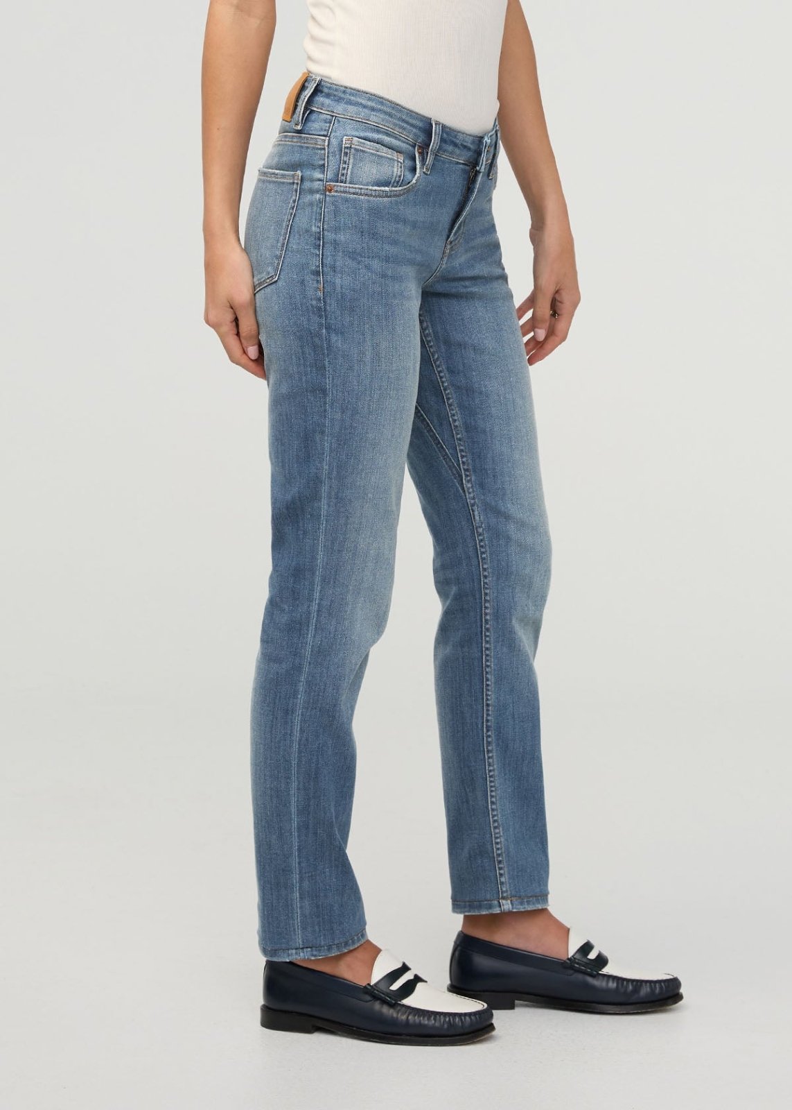 Women's relaxed taper Fit faded blue Stretch jeans side