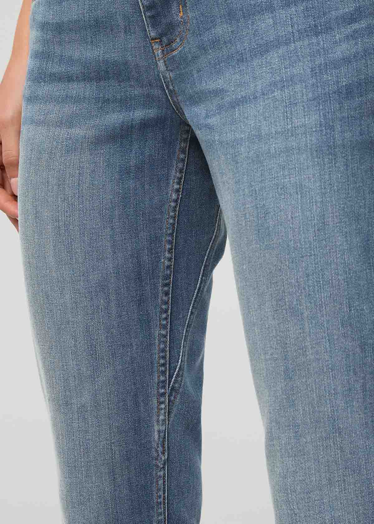 Women's relaxed taper Fit faded blue Stretch jeans gusset