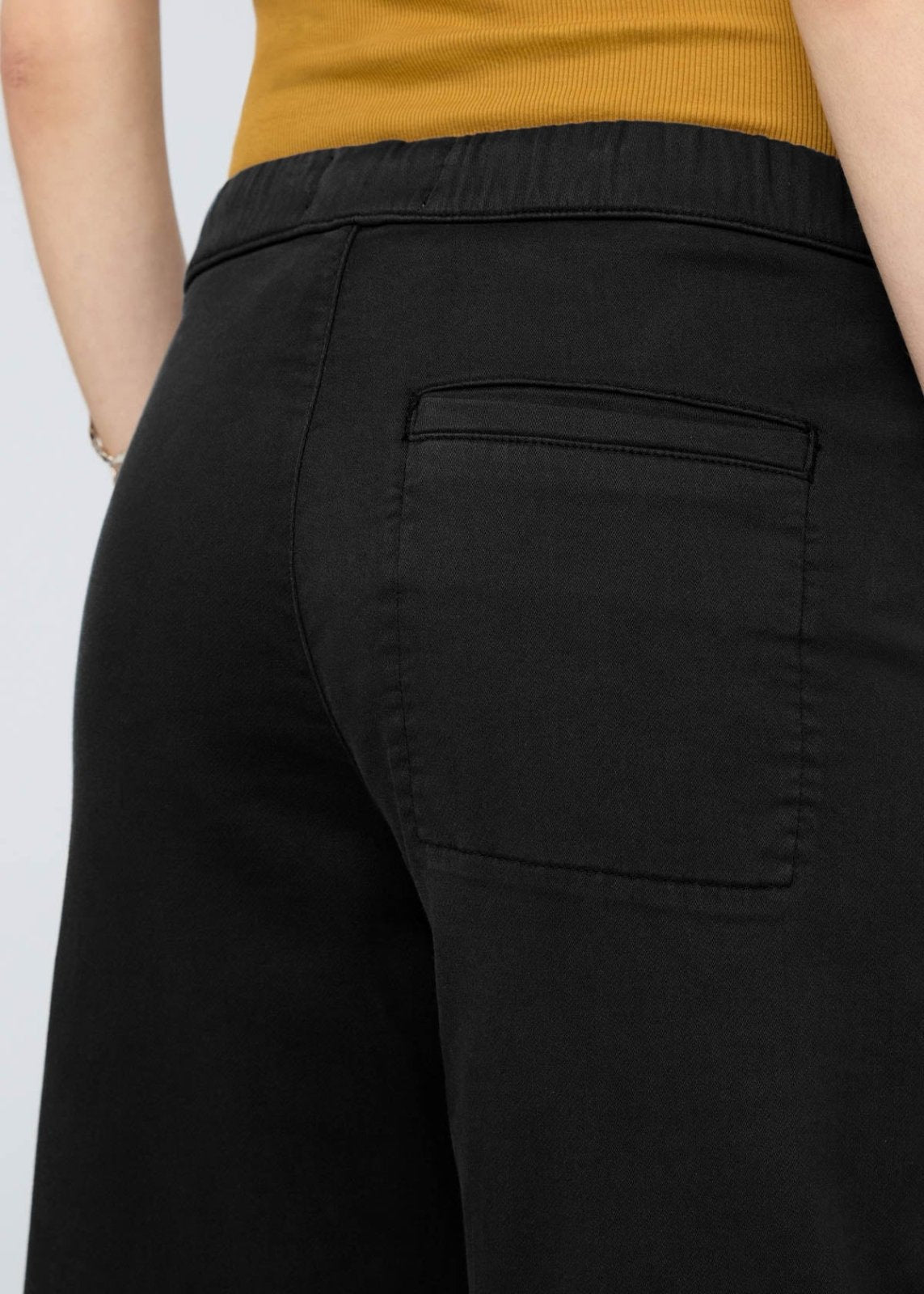 womens black wide leg sweatpants back waistband and pocket