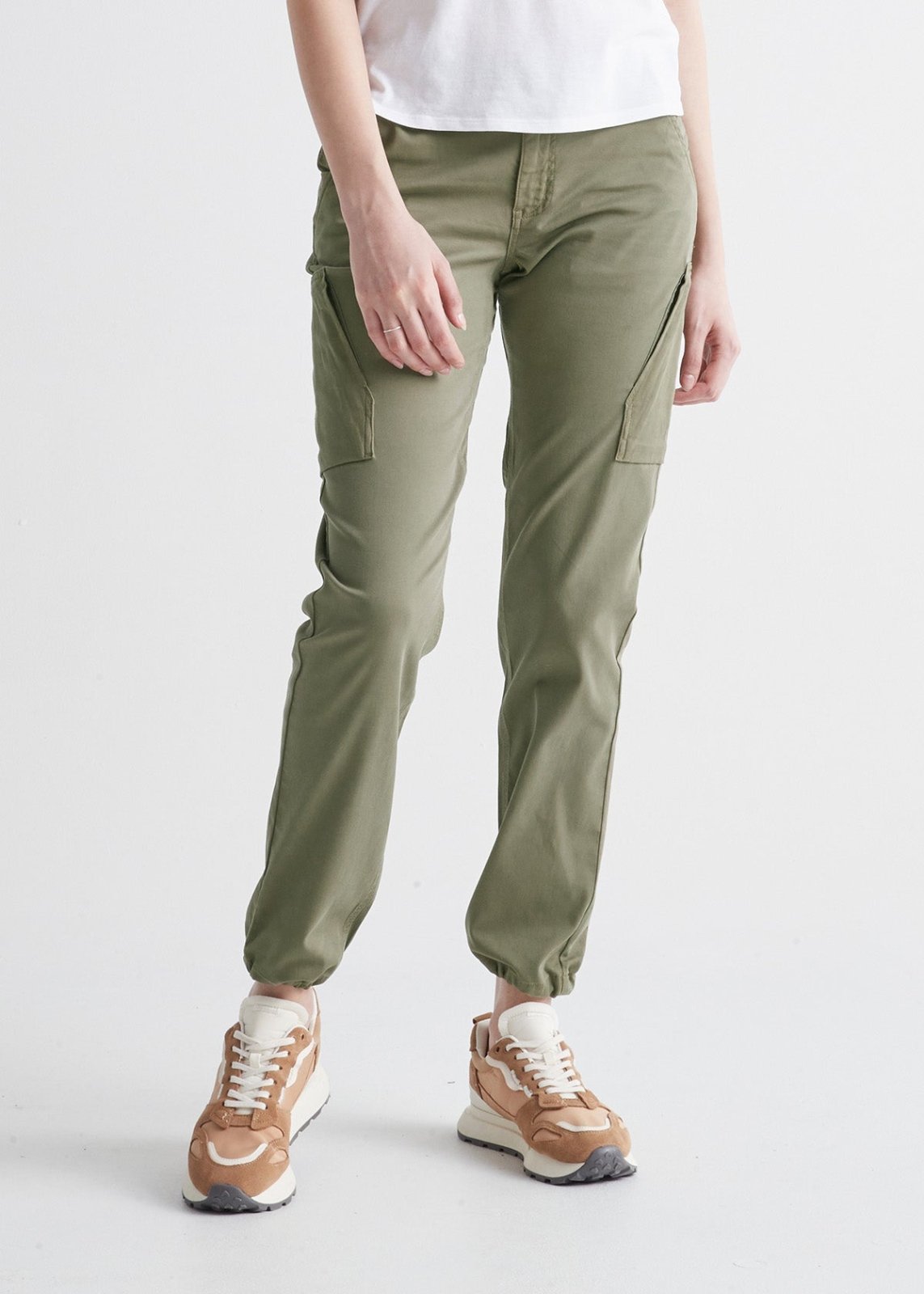 womens green water-repellent cargo pant front