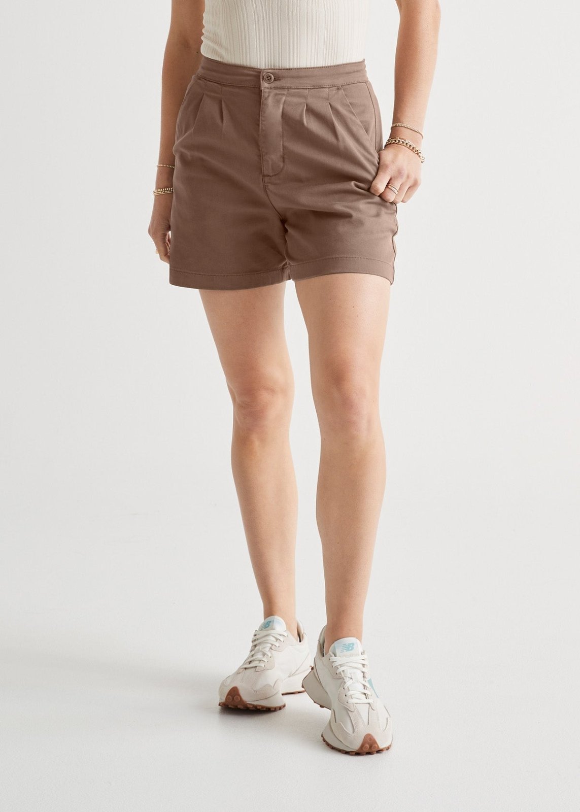 Women's Warm Sand Live Free Pleated Short Front