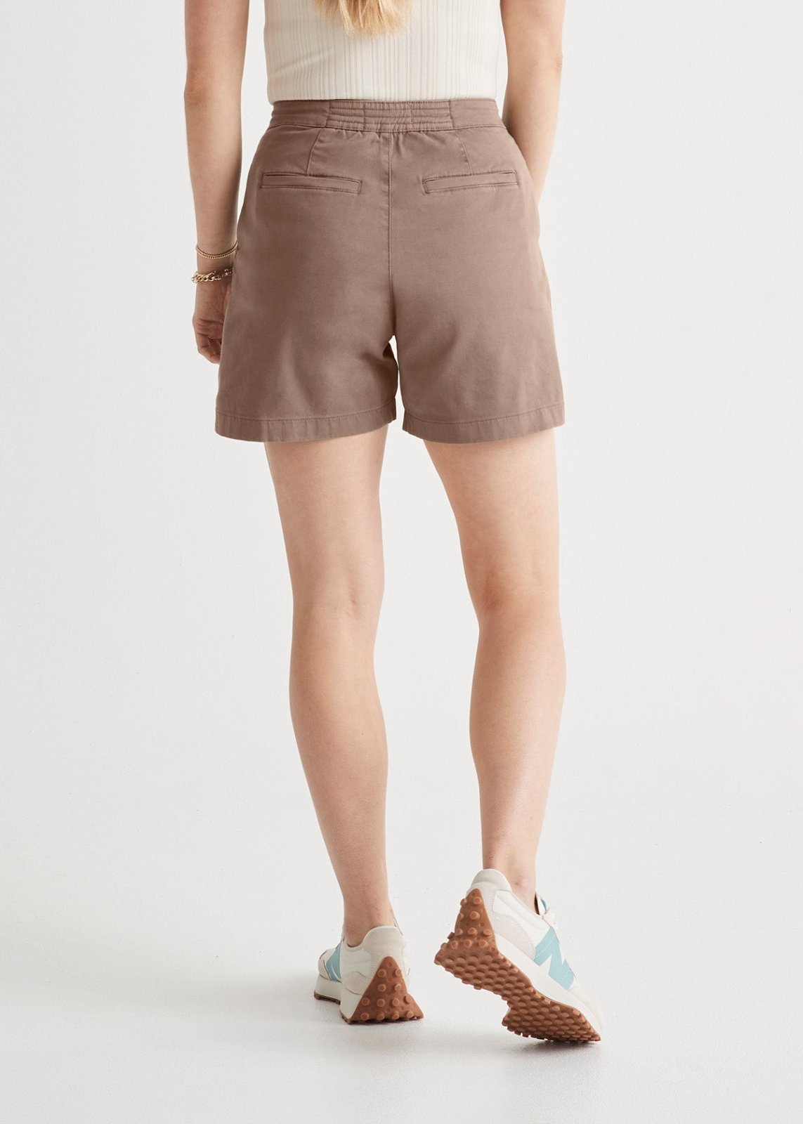 Women's Warm Sand Live Free Pleated Short Back