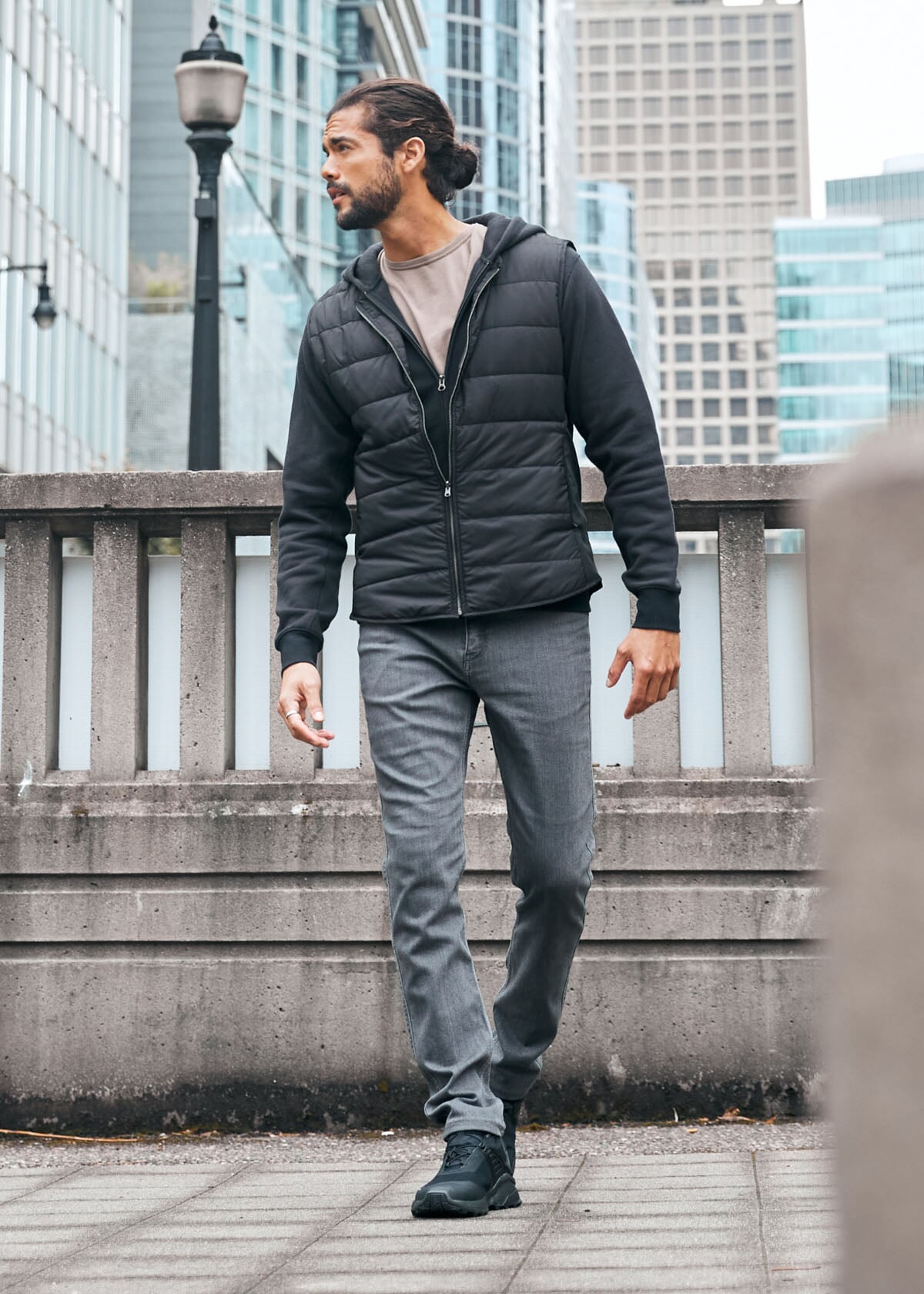 man wearing grey stretch jeans in the city