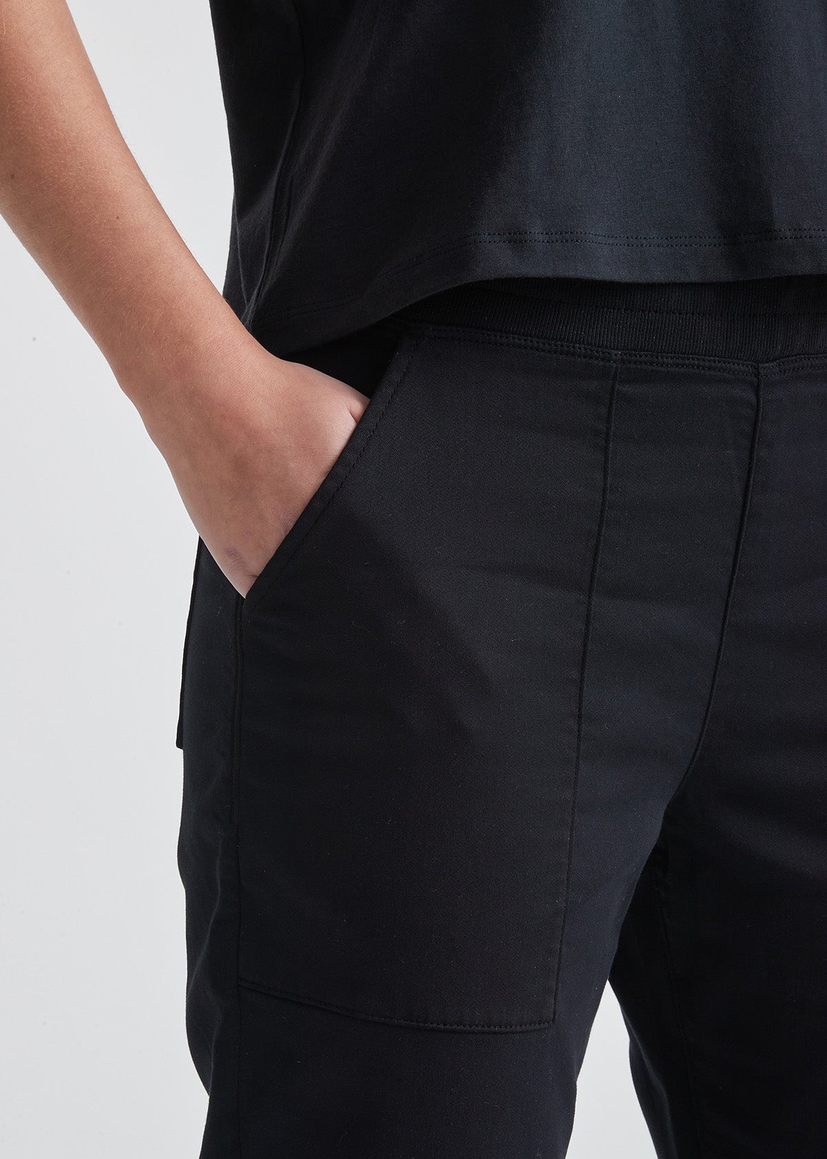 Women's Ultra Soft Woven Jogger Capri Pants With Pockets
